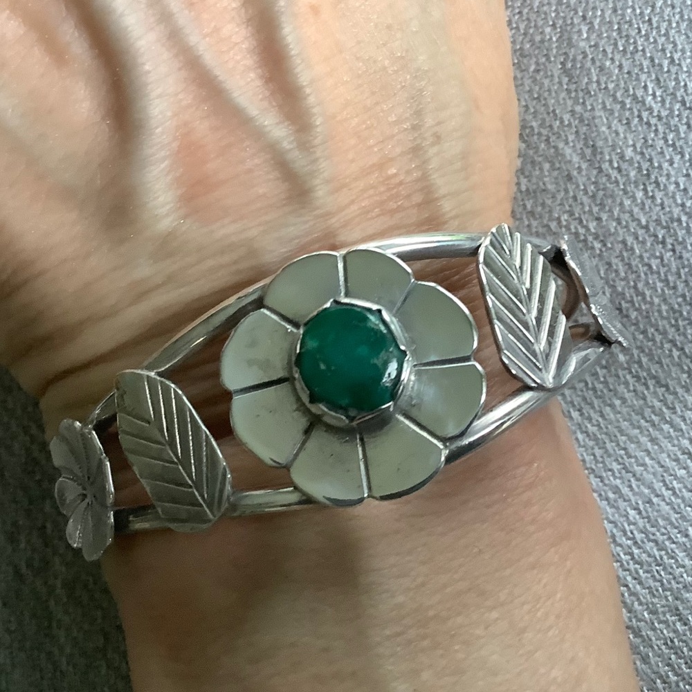 Vintage sterling silver turquoise cuff bracelet. - Picture 11 of 12